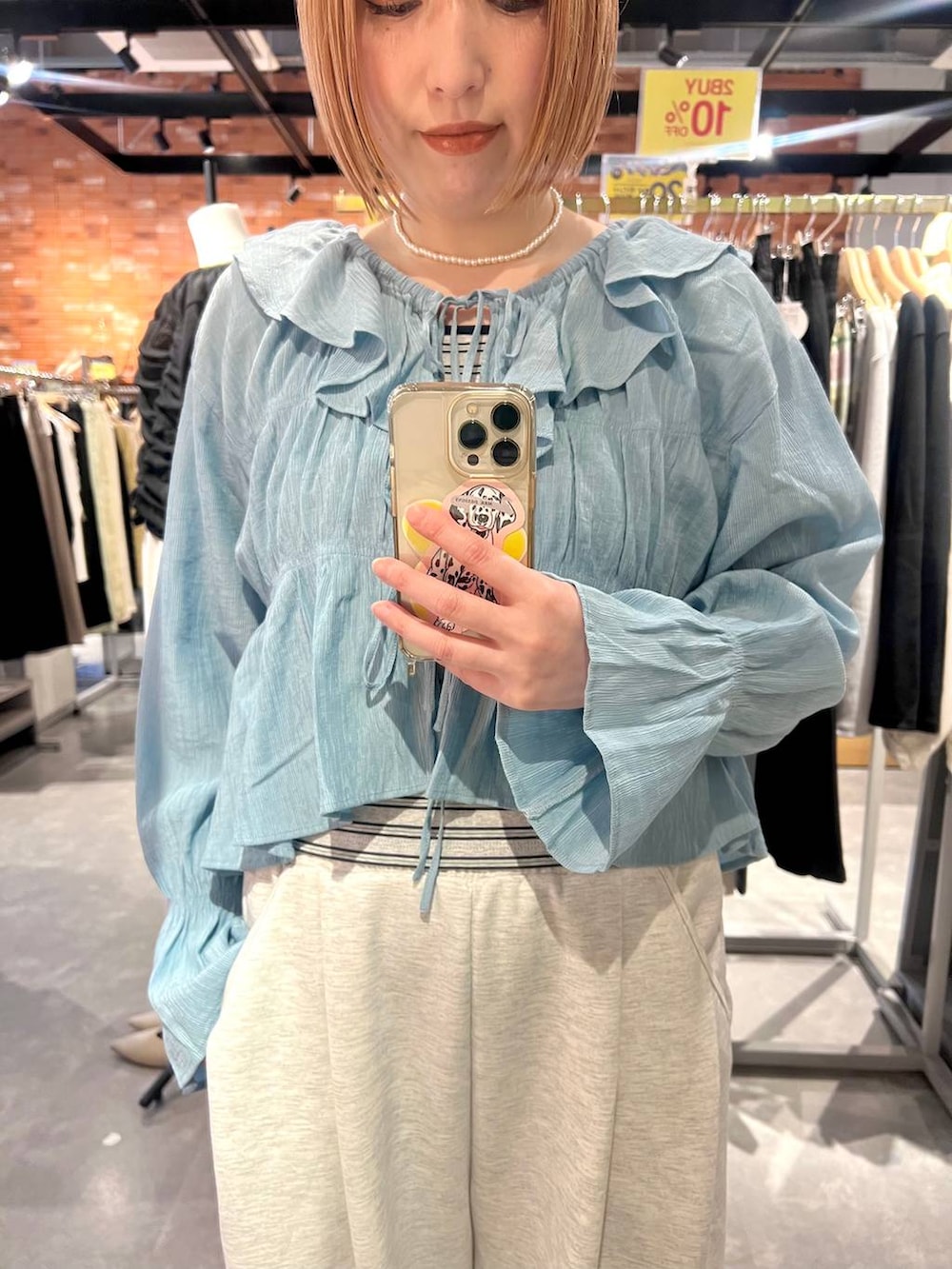 グレー系のスウェットパンツ、ブラック系のローファー、グレー系のタンクトップを着用したレディースの春コーディネートの4枚目の写真