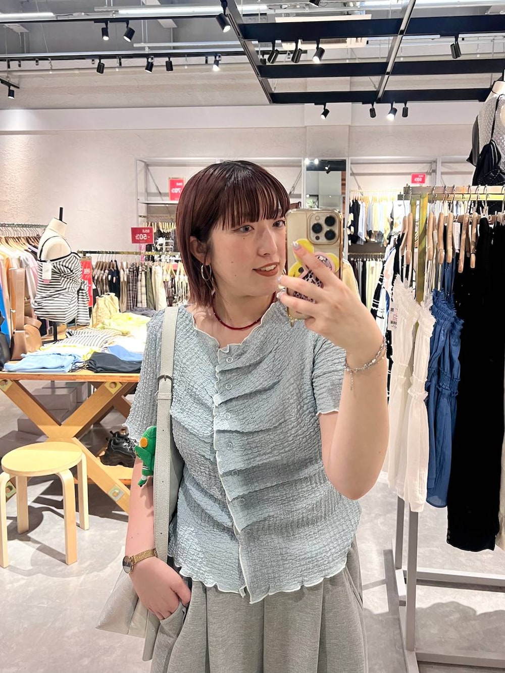 グレー系のスウェットパンツ、ブルー系のカーディガン/ボレロ、シルバー系のショルダーバッグを着用したレディースの夏コーディネートの2枚目の写真