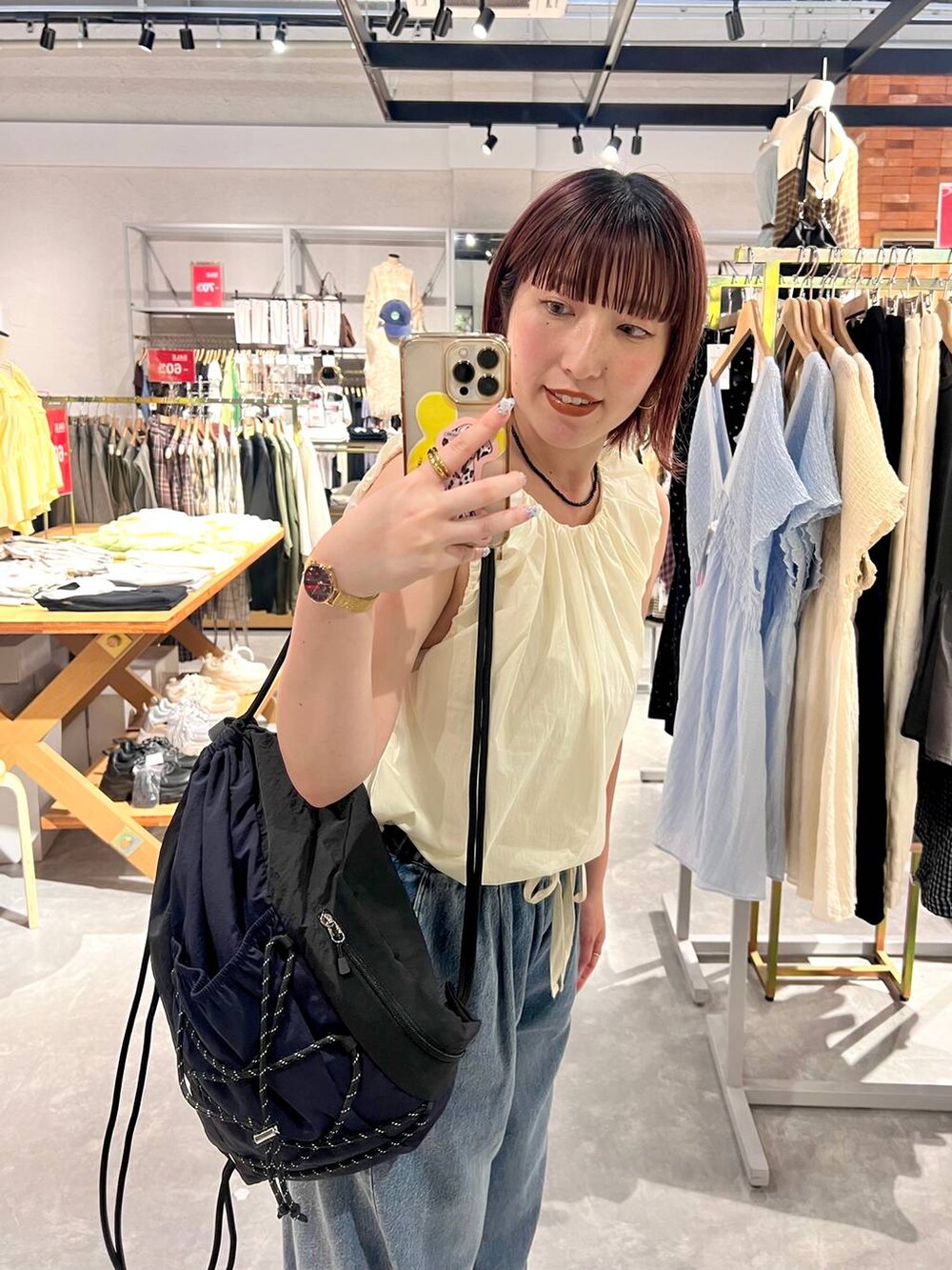 ホワイト系のシャツ/ブラウス、ブラック系のバレエシューズ、ブルー系のデニムパンツを着用したレディースの夏コーディネートの4枚目の写真