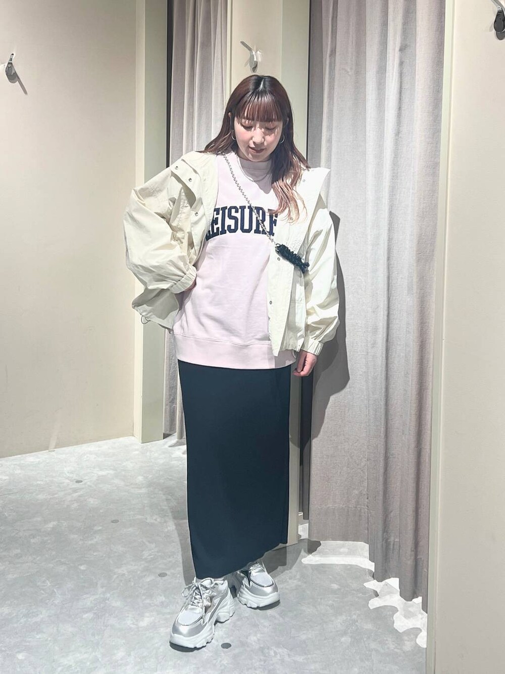 「体型カバー、メンズライク、差し色コーデ、LOWRYS FARM、ローリーズスタイル_LOWRYS FARM、大人女子カジュアル_LOWRYS FARM、大人カジュアル、ラフ、おでかけ、旅行、デートコーデ、アウター、ブルゾン、スウェット、オーバーサイズ」｜「LOWRYS FARMのカットリブタイトスカート　103920（スカート、ブラック系）」を使った、kanamiさん（レディース・159cm）の春コーディネートの4枚目の写真