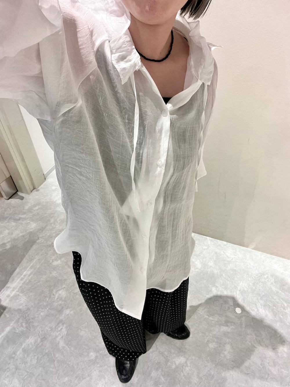 ホワイト系のシャツ/ブラウス、ブラック系のローファー、ブラック系のその他パンツを着用したレディースの春コーディネートの2枚目の写真