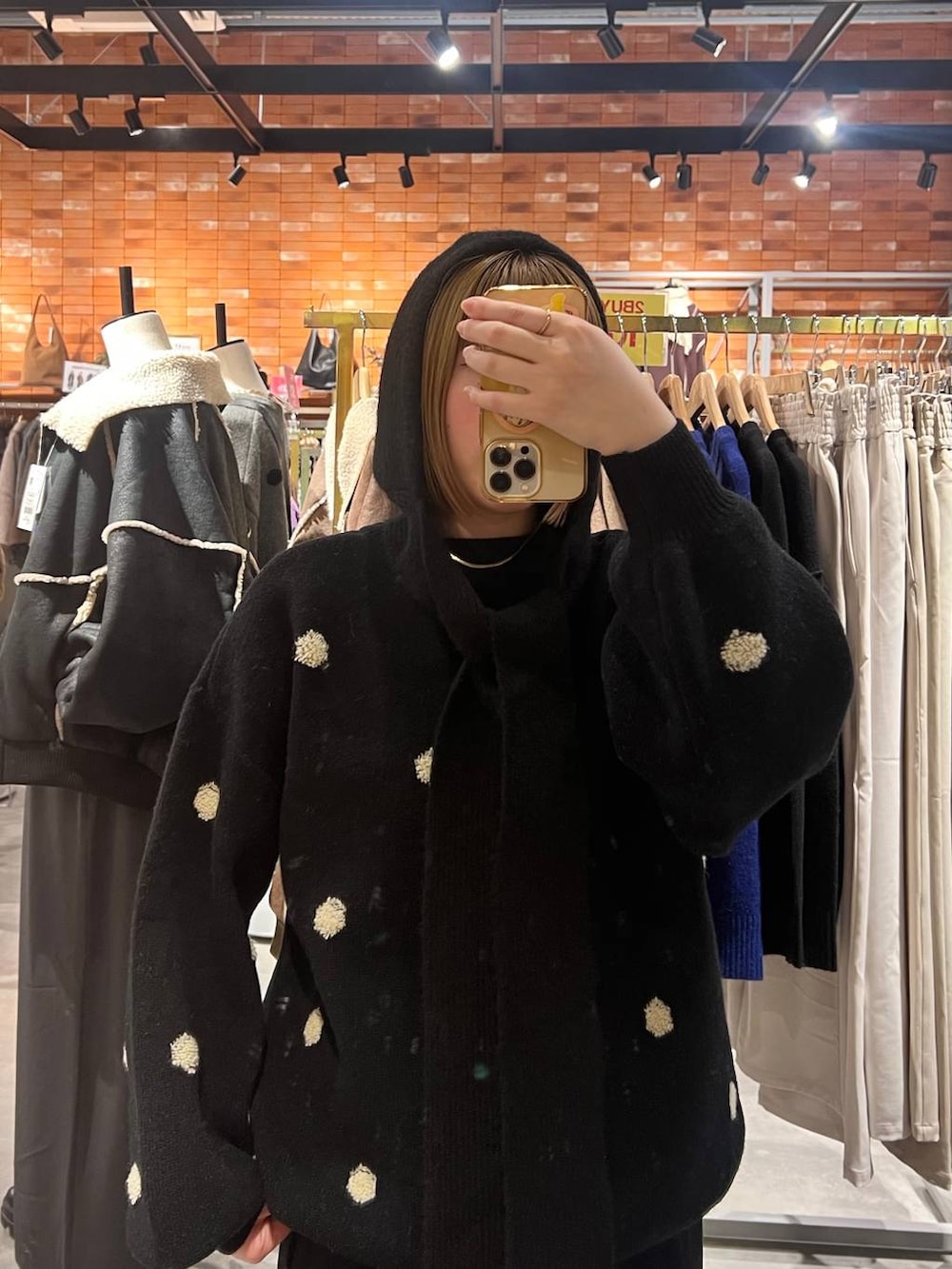 ブラック系のスラックス、ブラック系のパンプス、ブラック系のニット/セーターを着用したレディースの冬コーディネートの4枚目の写真