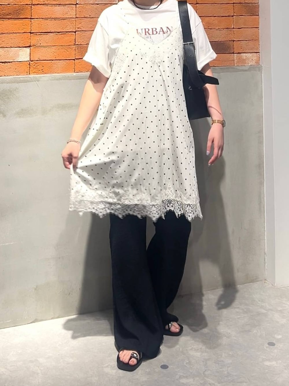 ブラック系のサンダル、ブラック系のその他パンツ、ブラック系のショルダーバッグを着用したレディースの夏コーディネートの4枚目の写真