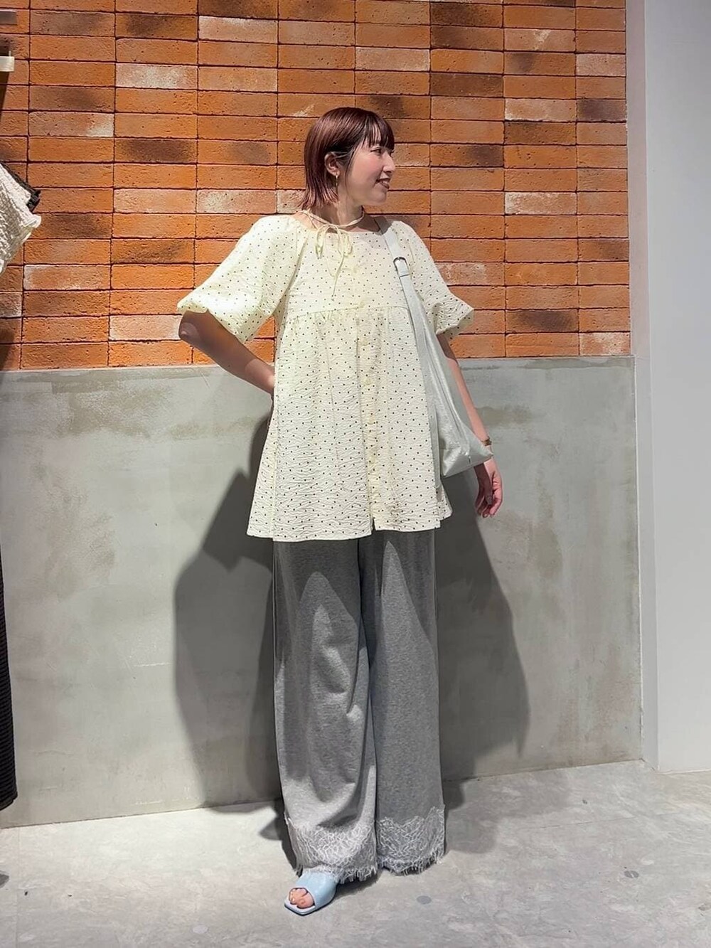 シルバー系のショルダーバッグ、その他のシャツ/ブラウス、ブルー系のサンダルを着用したレディースの夏コーディネートの8枚目の写真