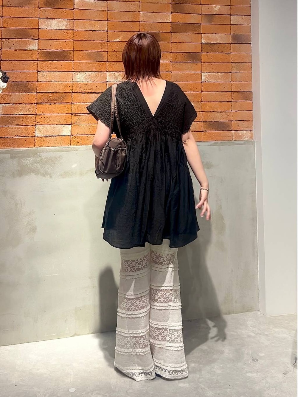 ブラック系のシャツ/ブラウス、ホワイト系のその他パンツ、ブラック系のサンダルを着用したレディースの夏コーディネートの3枚目の写真