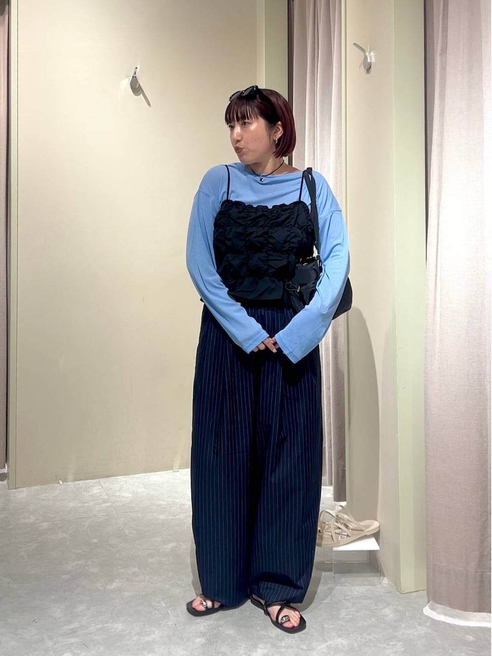 ブラック系のベスト、ブルー系のその他パンツ、ブルー系のTシャツ/カットソーを着用したレディースの秋コーディネートの4枚目の写真
