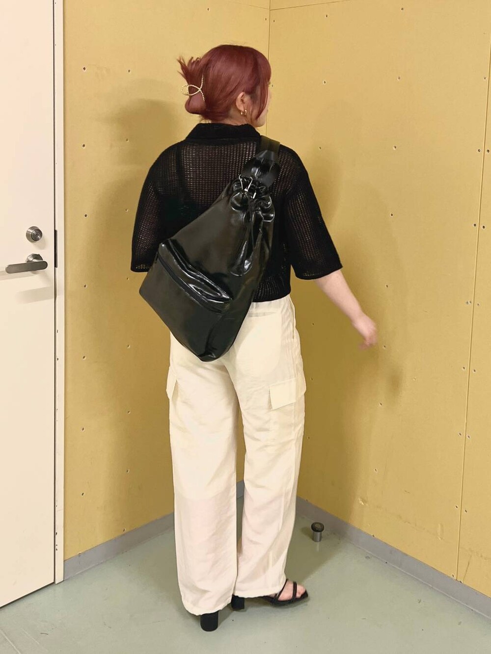 その他のTシャツ/カットソー、ホワイト系のカーゴパンツ、ブラック系のサンダルを着用したレディースの夏コーディネートの2枚目の写真