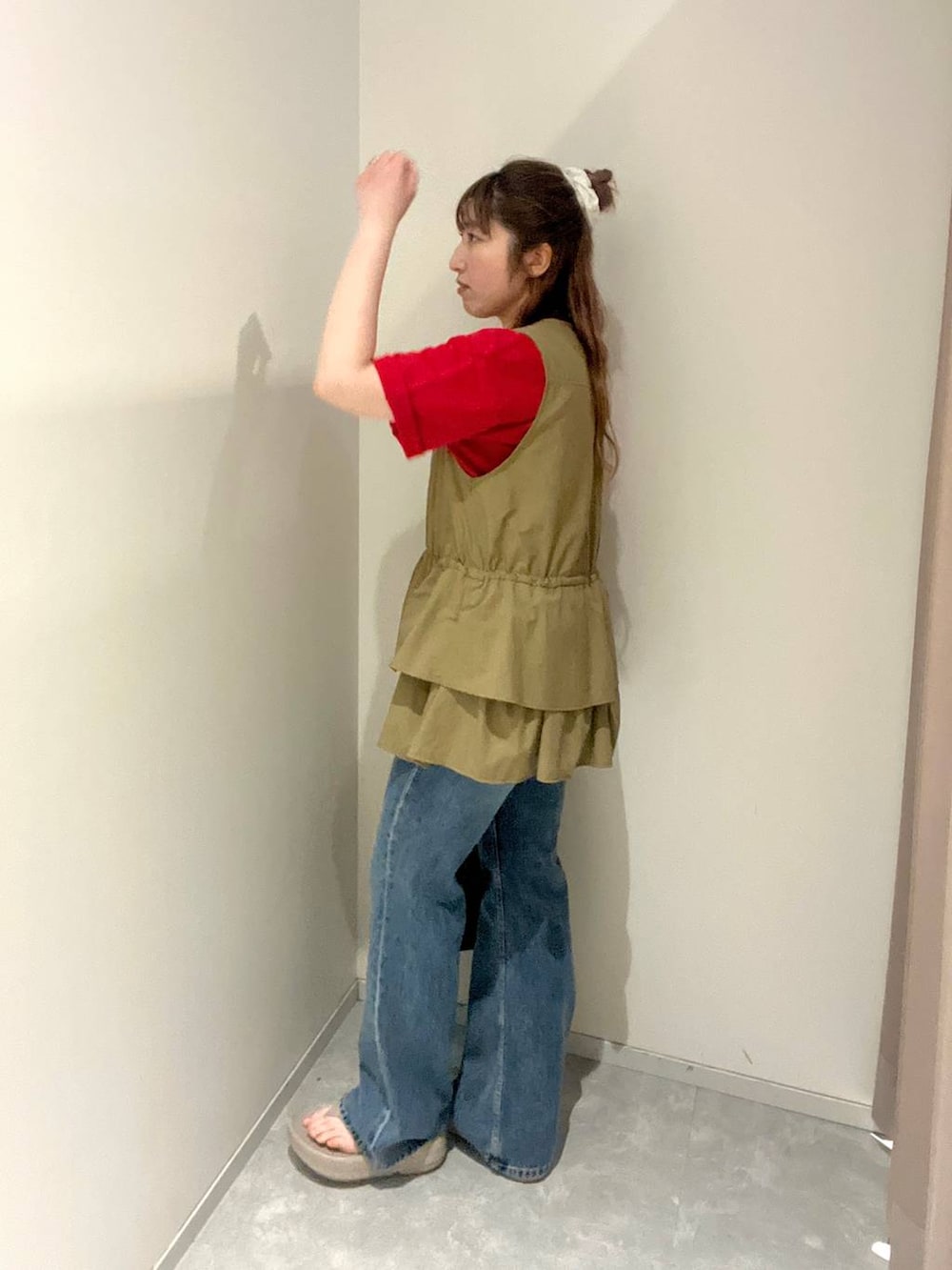 レッド系のTシャツ/カットソー、その他のショルダーバッグ、ブルー系のデニムパンツを着用したレディースの夏コーディネートの2枚目の写真