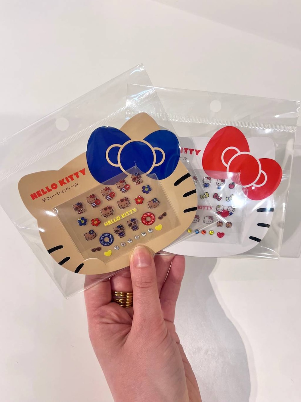 レッド系のステッカー/テープを着用したレディースの冬コーディネートの2枚目の写真