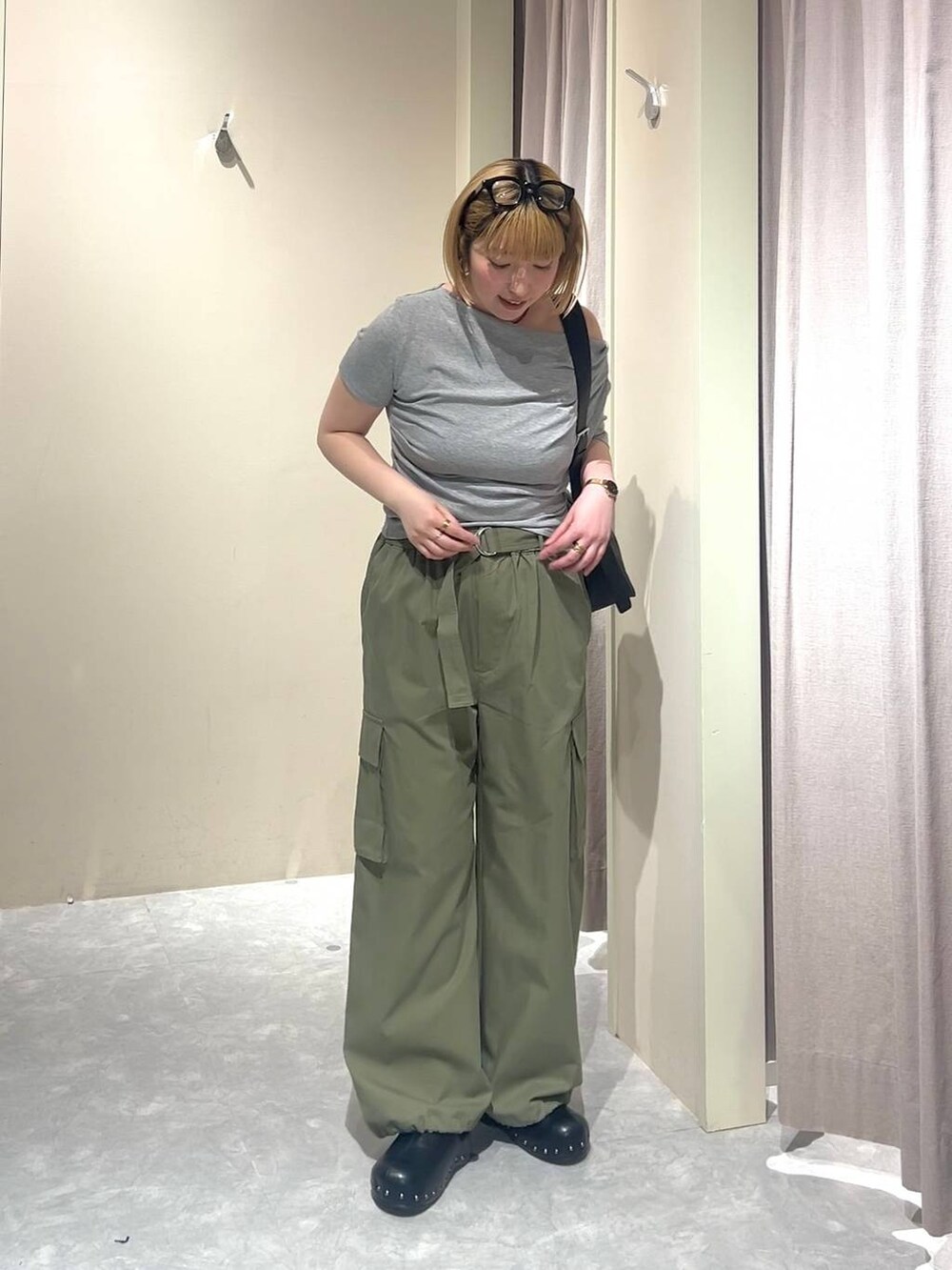 ブラック系のサンダル、グレー系のTシャツ/カットソー、ブラック系のショルダーバッグを着用したレディースの春コーディネートの7枚目の写真