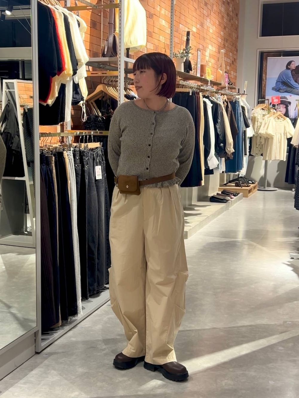 ブラウン系のブーツ、ベージュ系のその他パンツ、グレー系のカーディガン/ボレロを着用したレディースの秋コーディネートの4枚目の写真