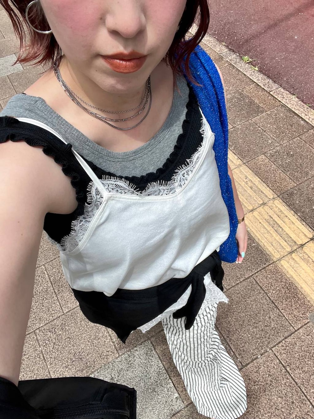 グレー系のタンクトップ、ブラック系のTシャツ/カットソー、ブラック系のタンクトップを着用したレディースの夏コーディネートの2枚目の写真