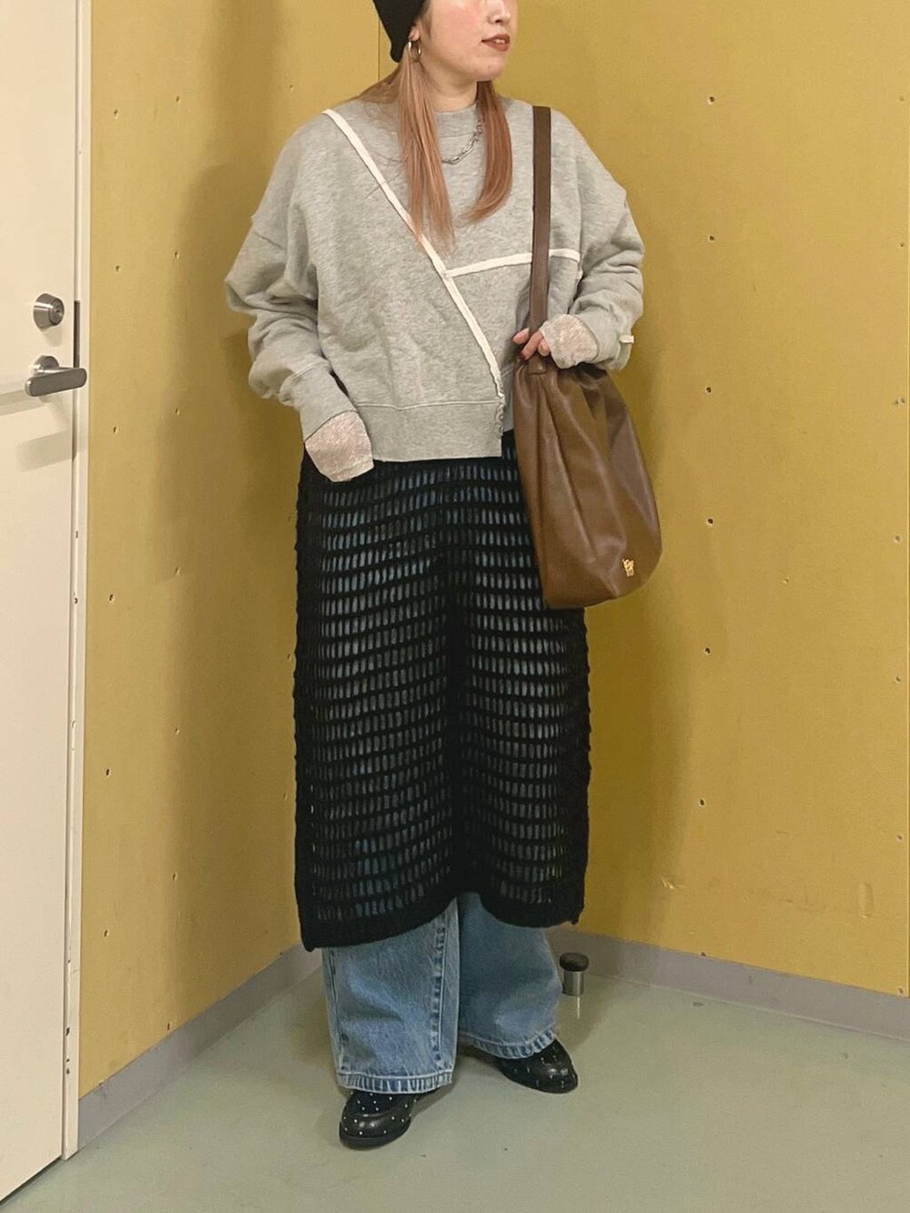 ブラック系のローファー、ブラウン系のショルダーバッグ、ブラック系のワンピースを着用したレディースの冬コーディネートの2枚目の写真