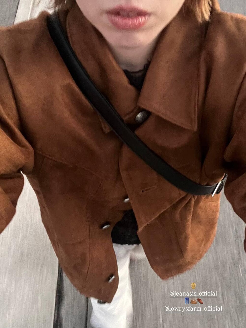 グレー系のスウェットパンツ、ブラウン系のブルゾン、ブラック系のショルダーバッグを着用したレディースの秋コーディネートの2枚目の写真