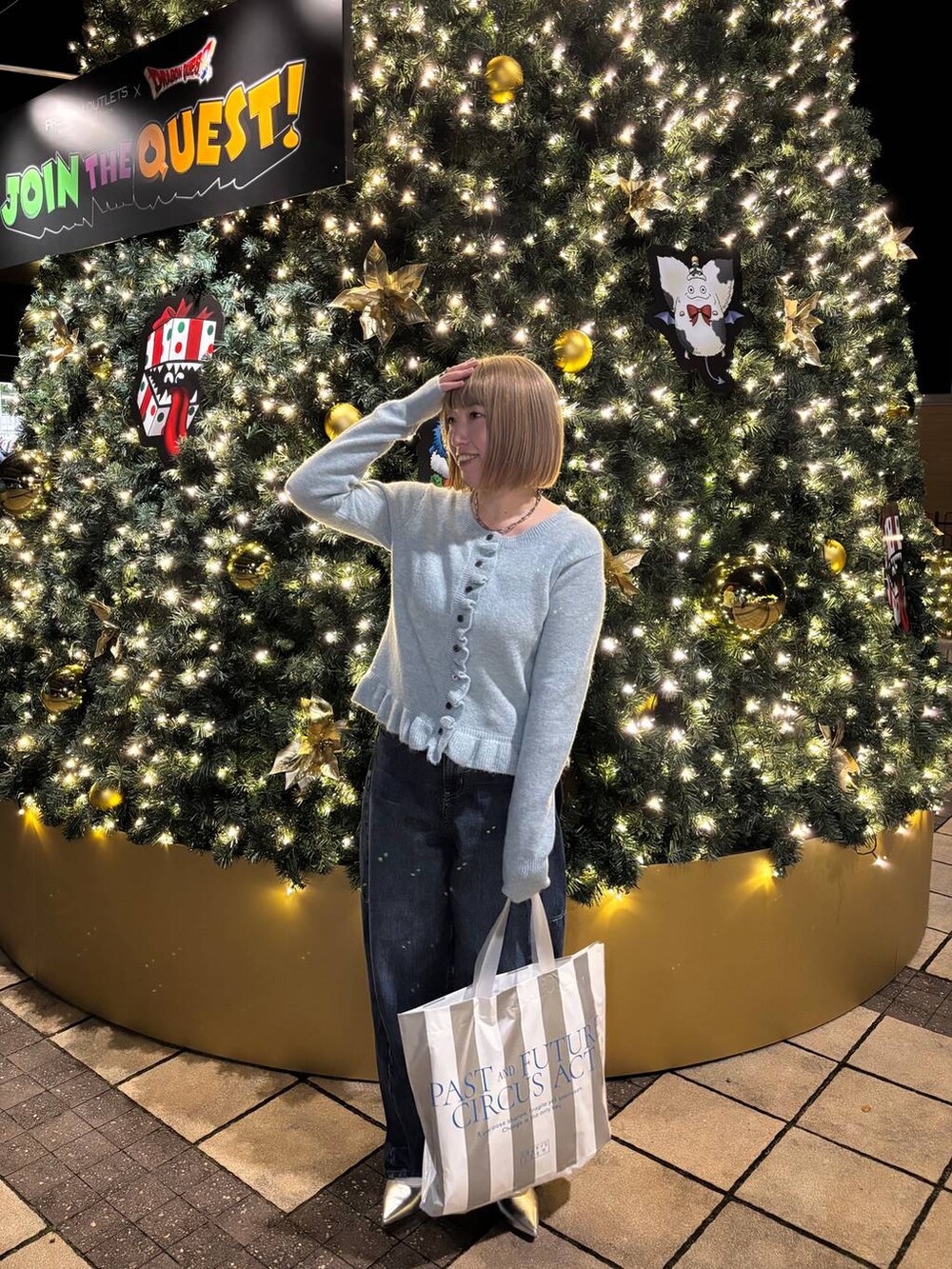 ブルー系のデニムパンツ、シルバー系のパンプス、ブルー系のニット/セーターを着用したレディースの冬コーディネートの7枚目の写真