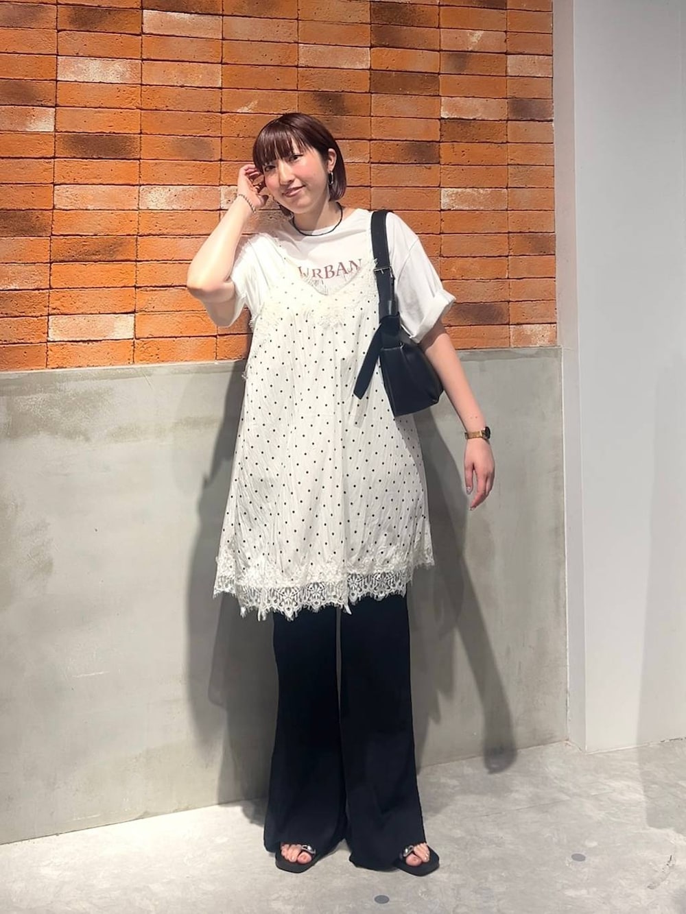 ブラック系のサンダル、ブラック系のその他パンツ、ブラック系のショルダーバッグを着用したレディースの夏コーディネートの5枚目の写真