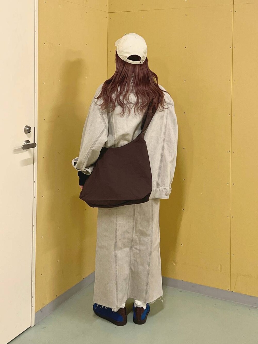 「体型カバー、メンズライク、差し色コーデ、LOWRYS FARM、ローリーズスタイル_LOWRYS FARM、大人女子カジュアル_LOWRYS FARM、大人カジュアル、カジュアルコーデ、春コーデ、セットアップ、旅行、おでかけ、デートコーデ、デニムジャケット、軽量」|「LOWRYS FARMのCONE/BIGGジャン 131366(デニムジャケット、グレー系)」を使った、kanamiさん(レディース・159cm)の冬コーディネートの2枚目の写真