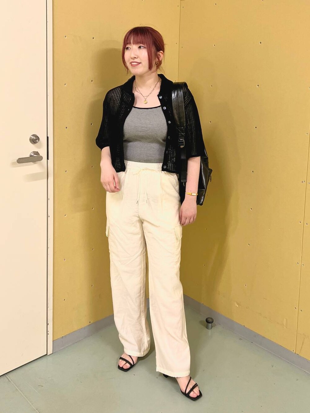 その他のTシャツ/カットソー、ホワイト系のカーゴパンツ、ブラック系のサンダルを着用したレディースの夏コーディネートの5枚目の写真