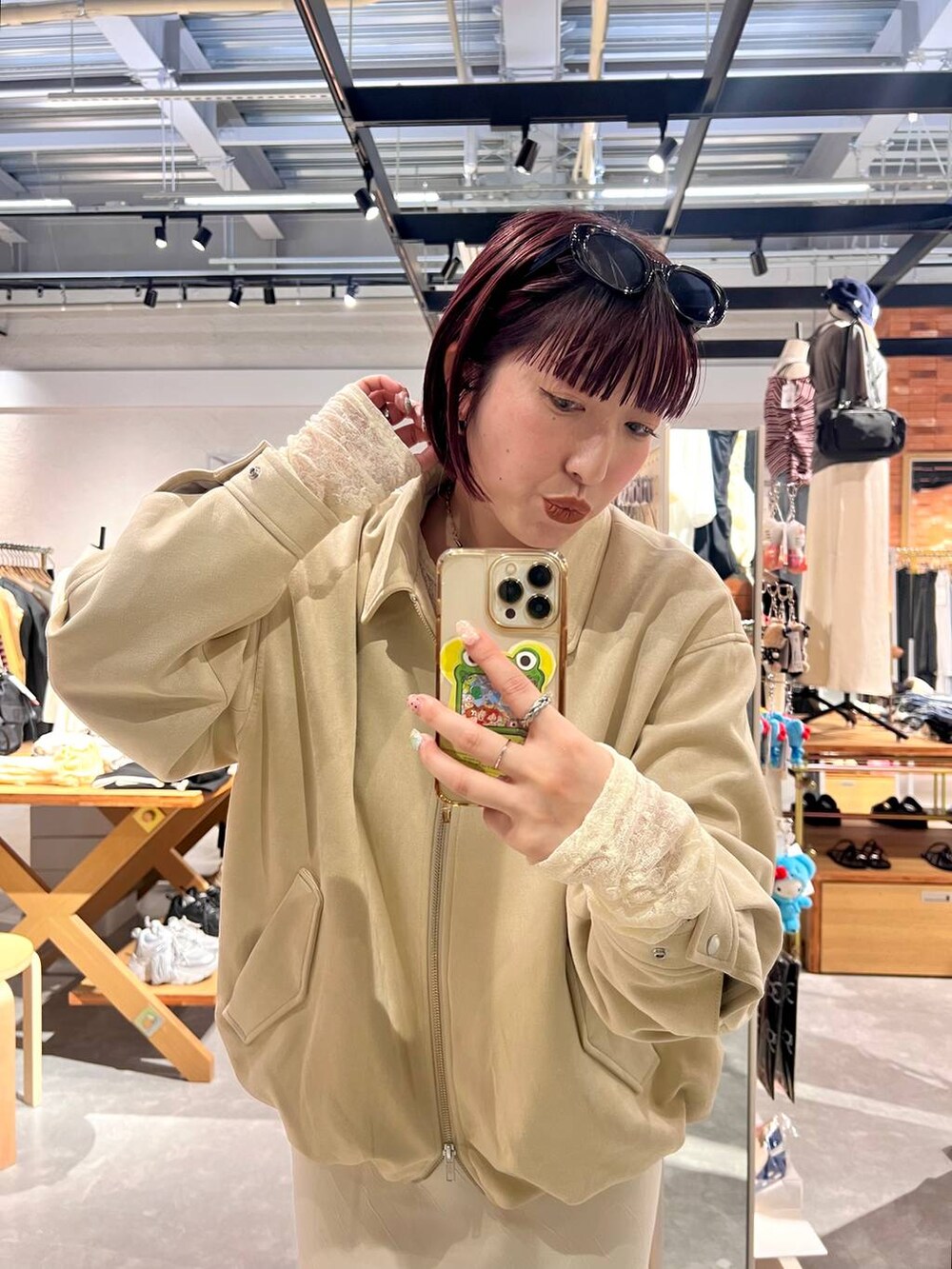 ホワイト系のTシャツ/カットソー、ブラウン系のローファー、ホワイト系のブルゾンを着用したレディースの秋コーディネートの5枚目の写真