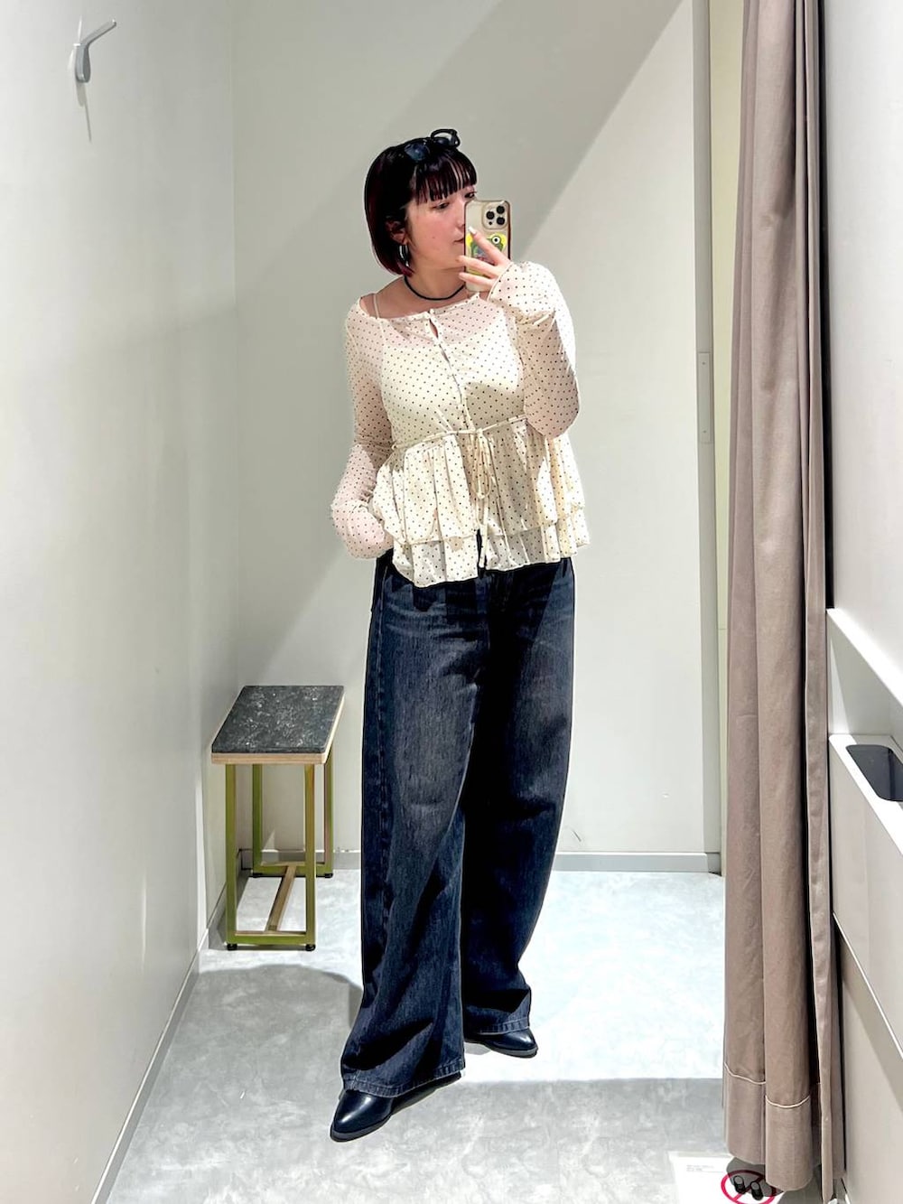 ホワイト系のTシャツ/カットソー、ブラック系のデニムパンツを着用したレディースの秋コーディネートの6枚目の写真