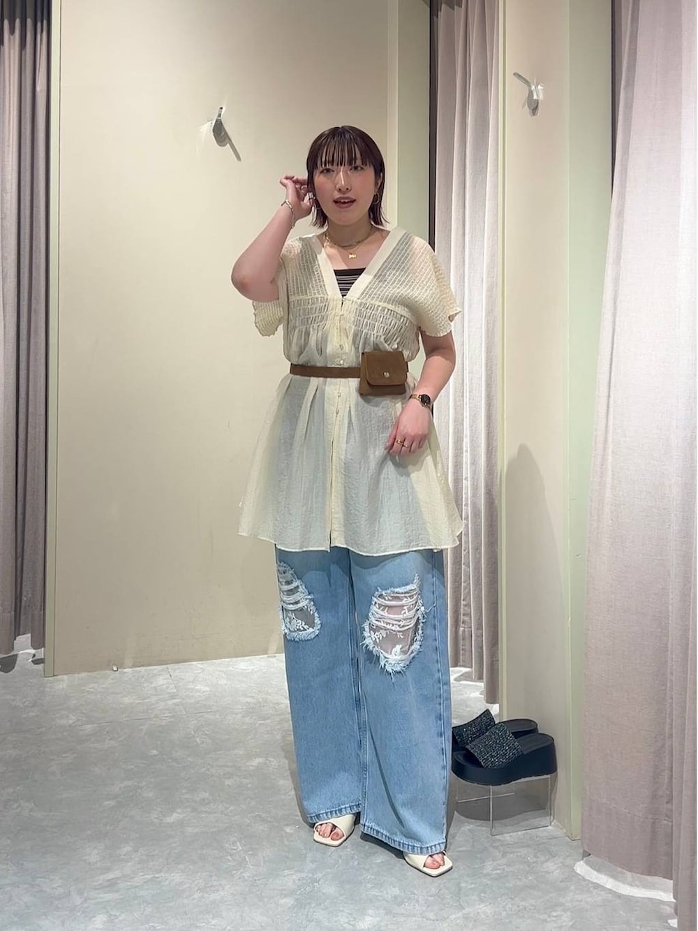 ホワイト系のシャツ/ブラウス、ブルー系のデニムパンツ、ブラウン系のタンクトップを着用したレディースの夏コーディネートの4枚目の写真