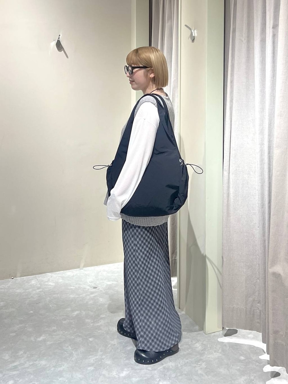 ホワイト系のTシャツ/カットソー、ブラック系のサンダル、グレー系のスカートを着用したレディースの春コーディネートの2枚目の写真