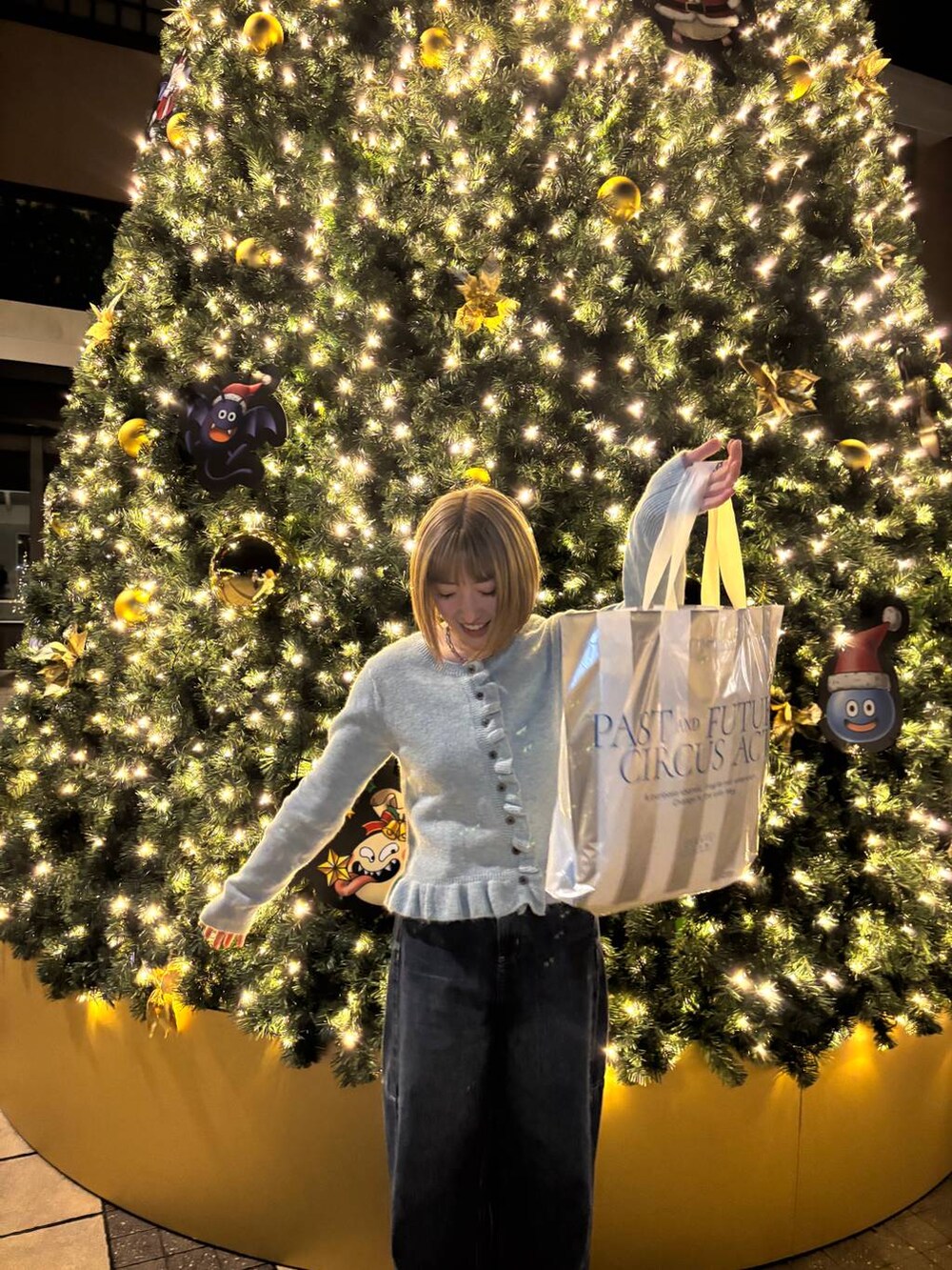 ブルー系のデニムパンツ、シルバー系のパンプス、ブルー系のニット/セーターを着用したレディースの冬コーディネートの5枚目の写真