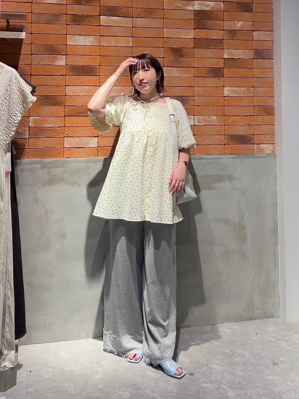 シルバー系のショルダーバッグ、その他のシャツ/ブラウス、ブルー系のサンダルを着用したレディースの夏コーディネートの6枚目の写真