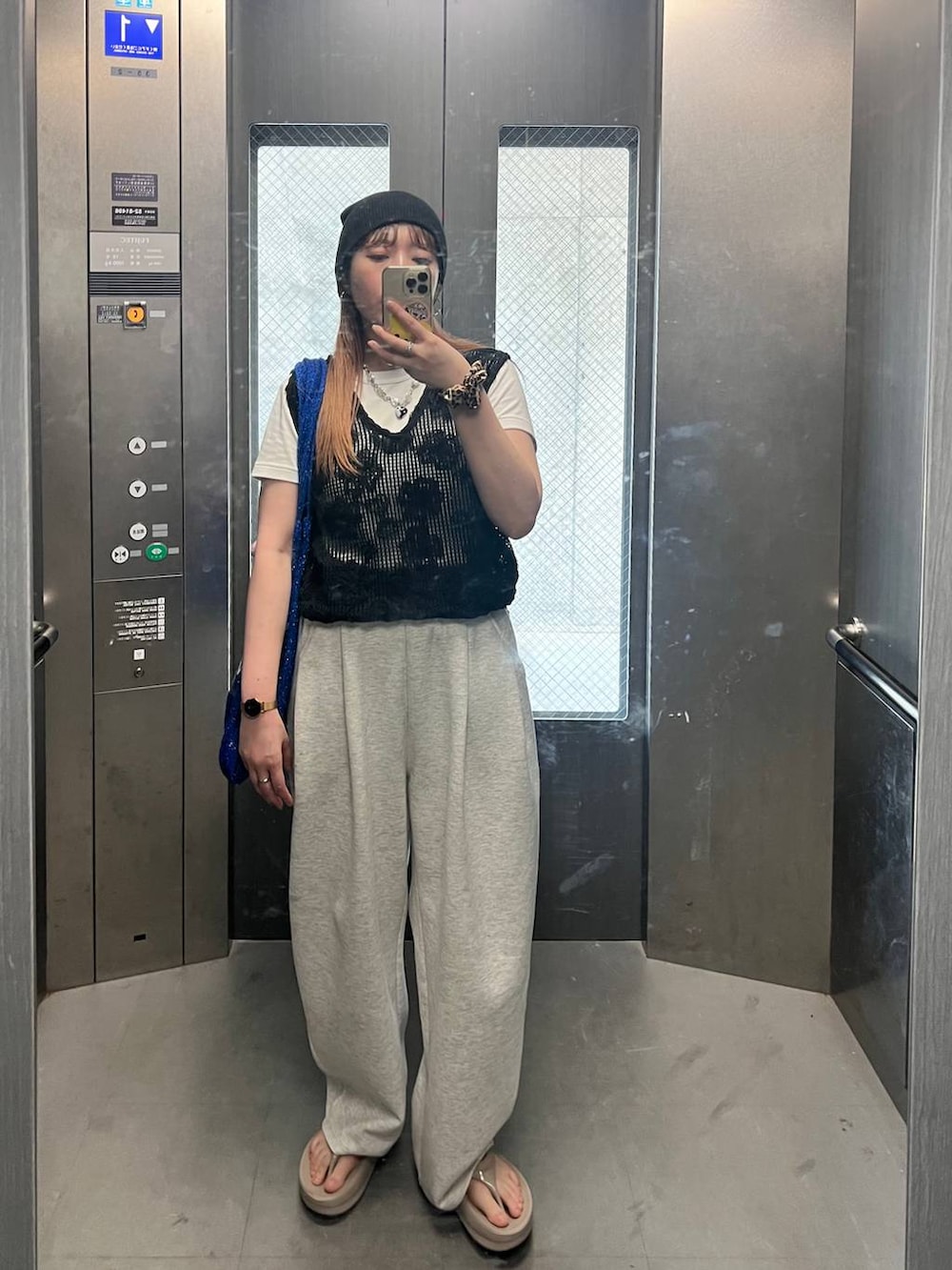 ホワイト系のTシャツ/カットソー、グレー系のデニムパンツ、ベージュ系のサンダルを着用したレディースの夏コーディネートの2枚目の写真