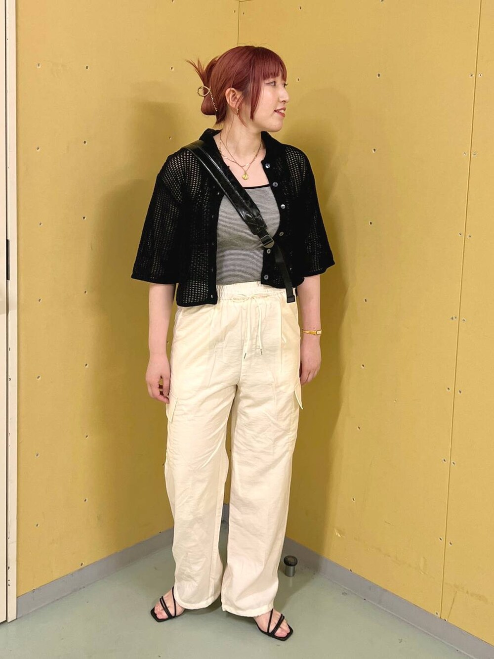 その他のTシャツ/カットソー、ホワイト系のカーゴパンツ、ブラック系のサンダルを着用したレディースの夏コーディネートの4枚目の写真