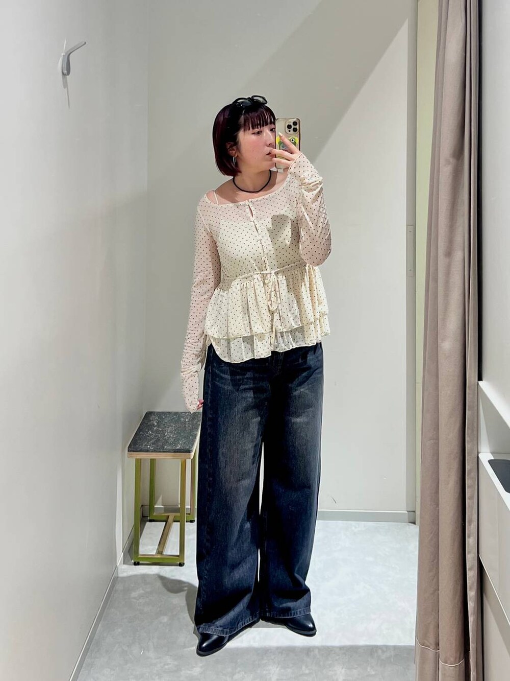 ホワイト系のTシャツ/カットソー、ブラック系のデニムパンツを着用したレディースの秋コーディネートの4枚目の写真
