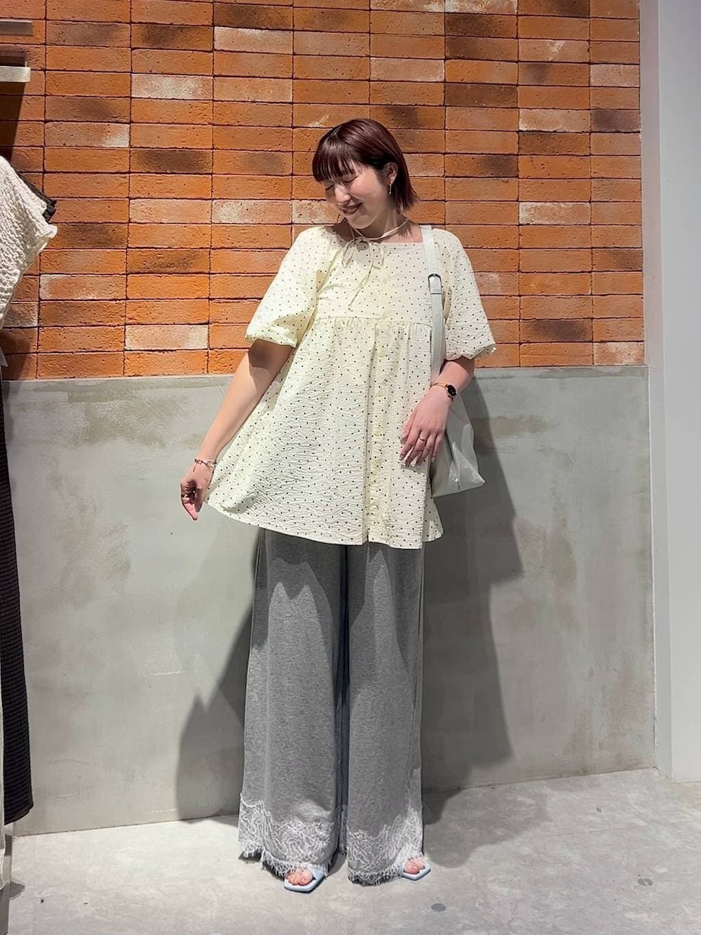 シルバー系のショルダーバッグ、その他のシャツ/ブラウス、ブルー系のサンダルを着用したレディースの夏コーディネートの4枚目の写真