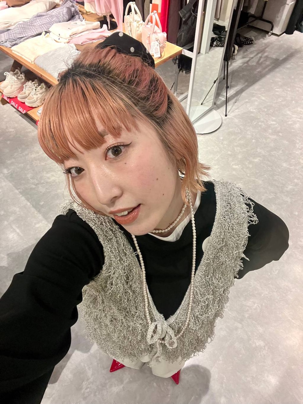 ホワイト系のその他パンツ、レッド系のパンプス、グレー系のベストを着用したレディースの春コーディネートの6枚目の写真