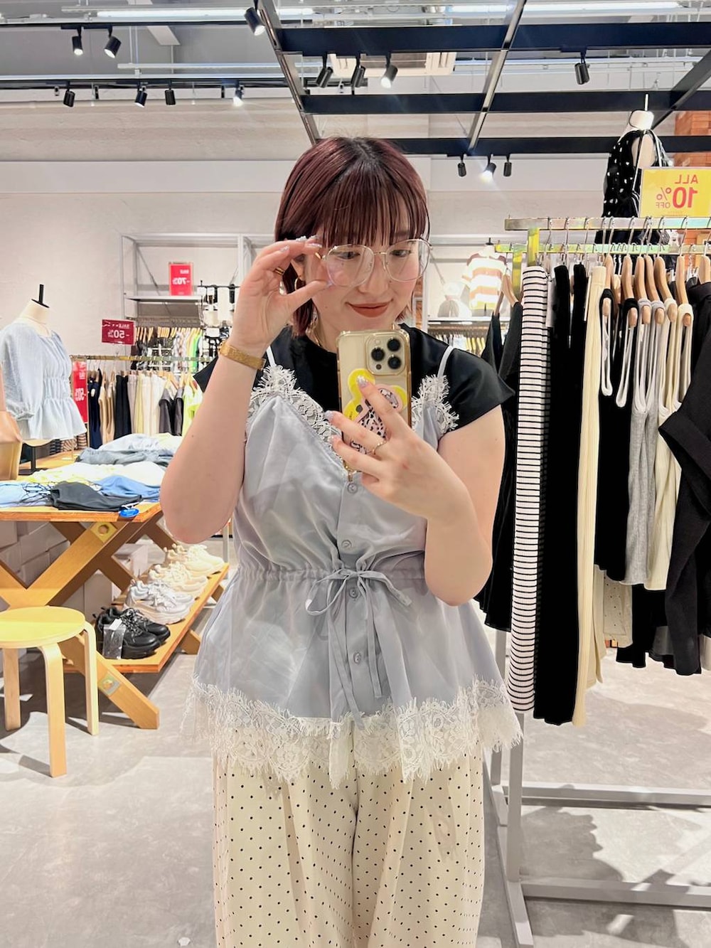 ブラック系のTシャツ/カットソー、ブルー系のキャミソール、ホワイト系のスウェットパンツを着用したレディースの夏コーディネートの2枚目の写真