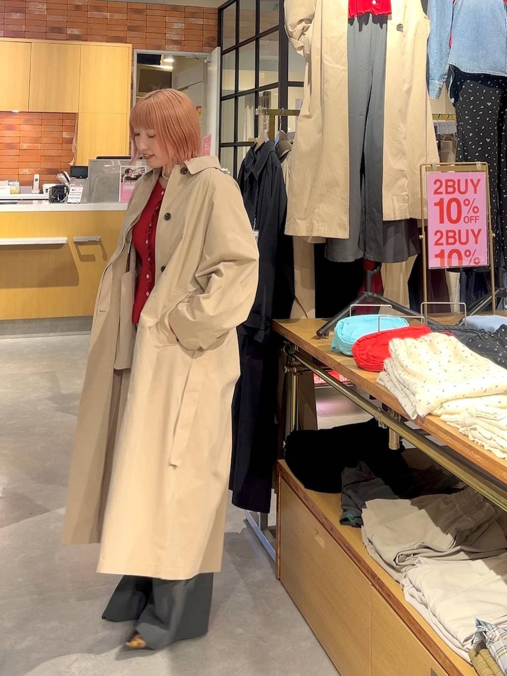 グレー系のその他パンツ、ブラウン系のパンプス、ベージュ系のステンカラーコートを着用したレディースの冬コーディネートの2枚目の写真