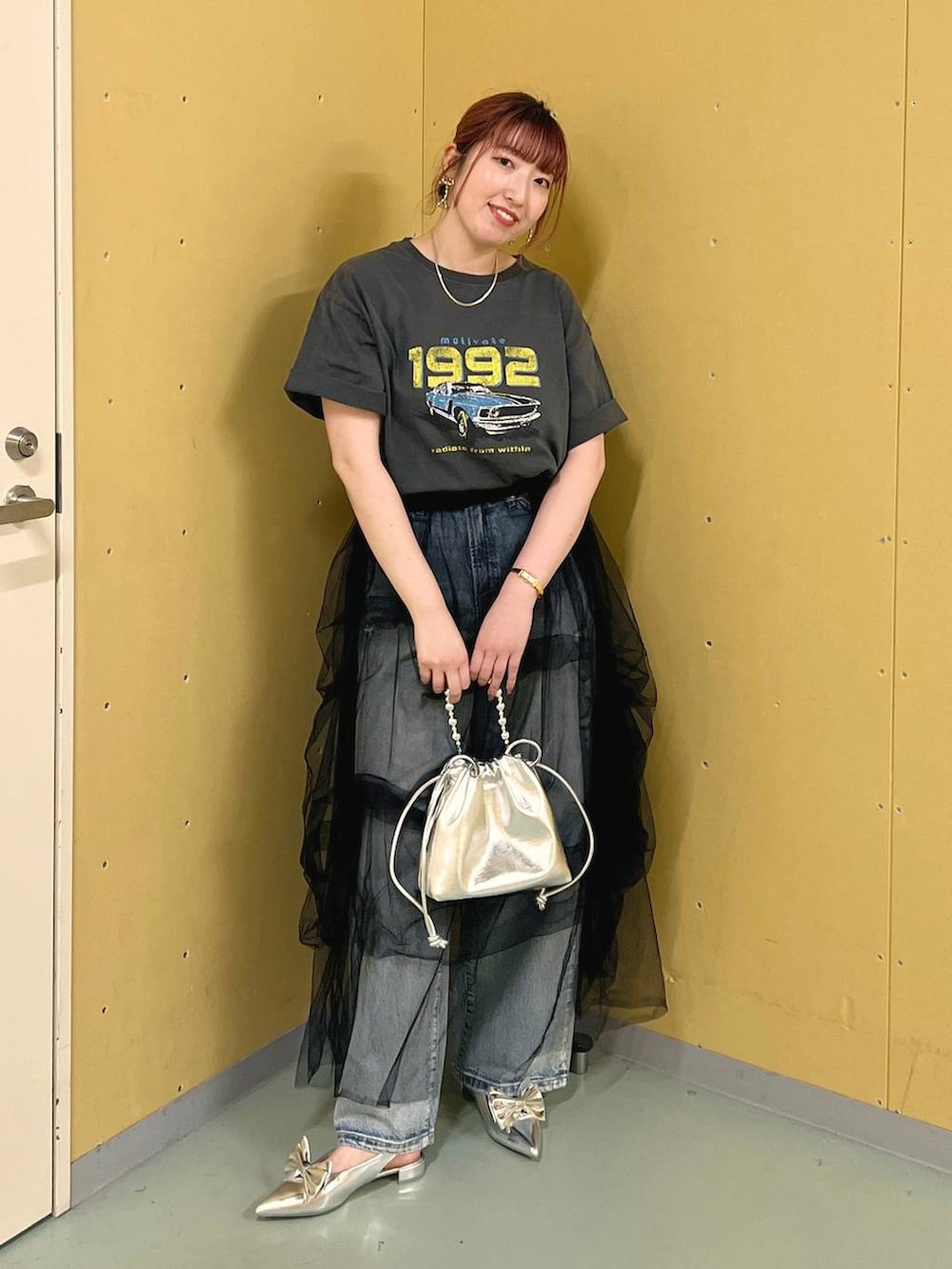 シルバー系のパンプス、ブラック系のスカート、シルバー系のショルダーバッグを着用したレディースの秋コーディネートの5枚目の写真