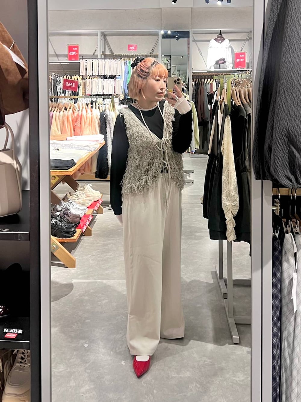 ホワイト系のその他パンツ、レッド系のパンプス、グレー系のベストを着用したレディースの春コーディネートの8枚目の写真