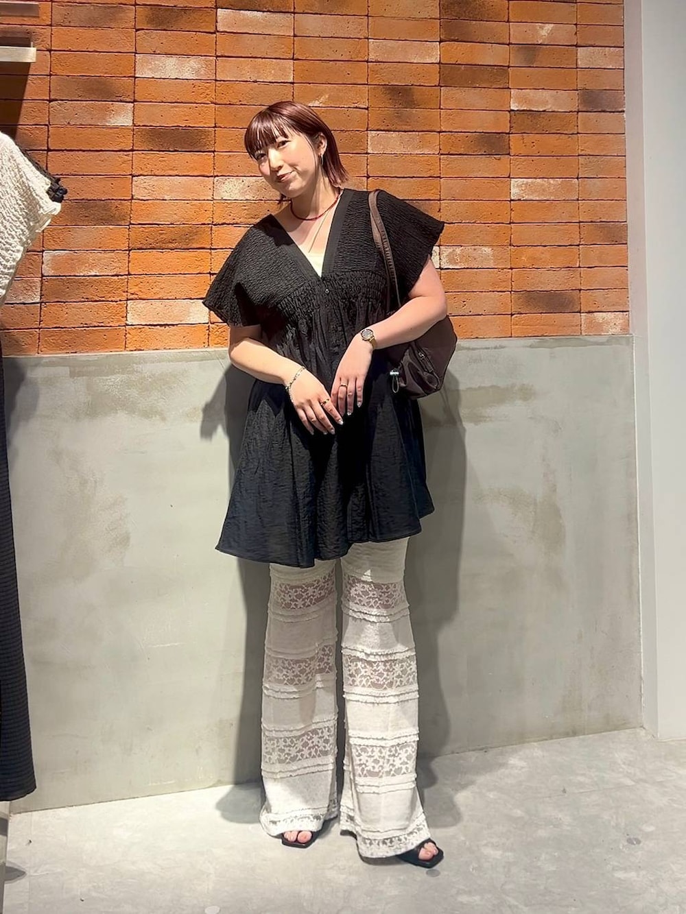 ブラック系のシャツ/ブラウス、ホワイト系のその他パンツ、ブラック系のサンダルを着用したレディースの夏コーディネートの4枚目の写真