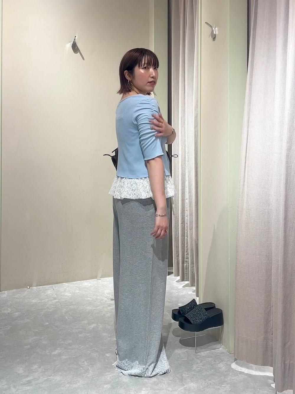 ブラック系のサンダル、ブルー系のTシャツ/カットソー、グレー系のスウェットパンツを着用したレディースの夏コーディネートの3枚目の写真