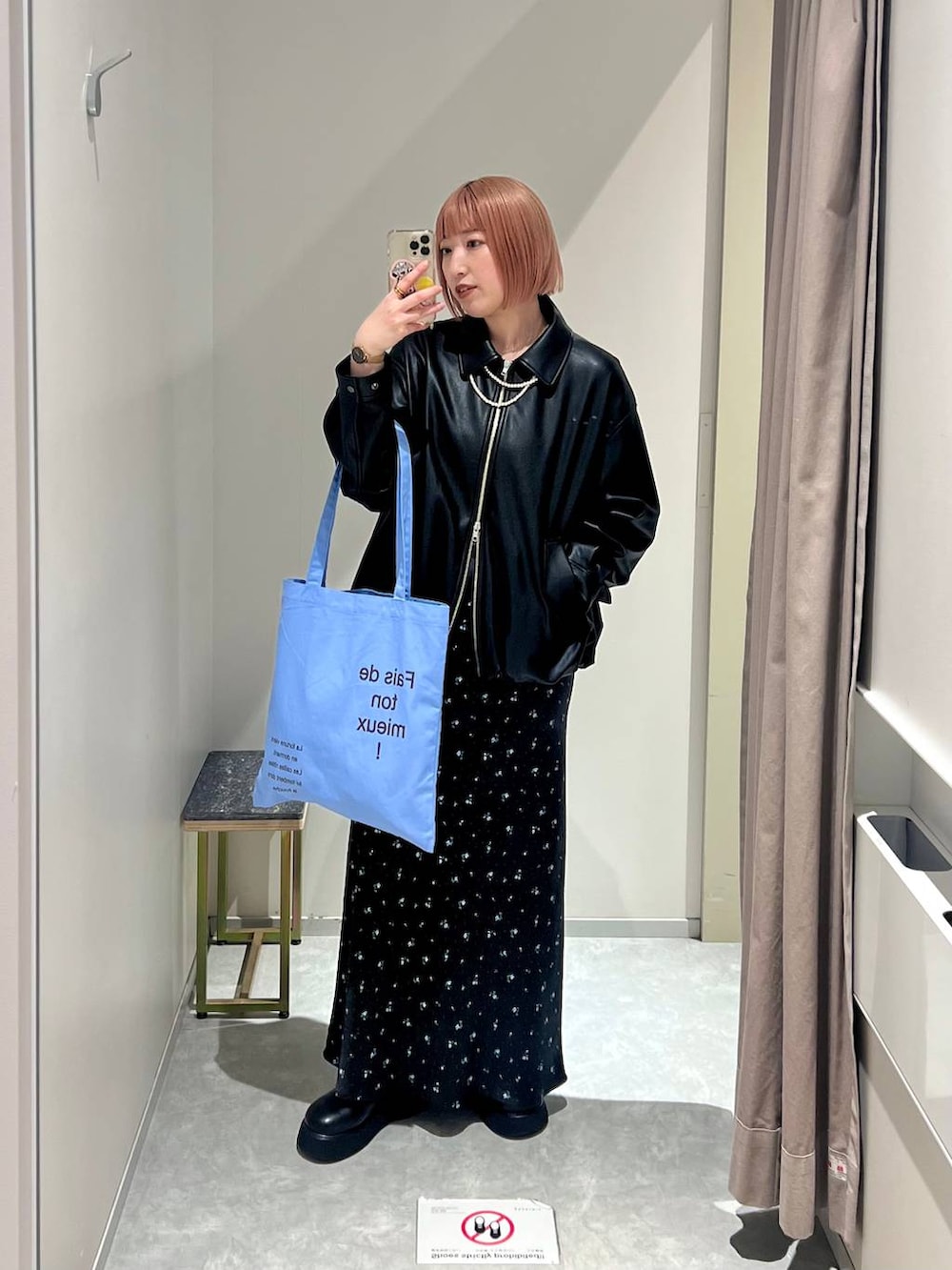 ブラック系のスカート、ブラック系のサンダル、ブルー系のトートバッグを着用したレディースの冬コーディネートの5枚目の写真