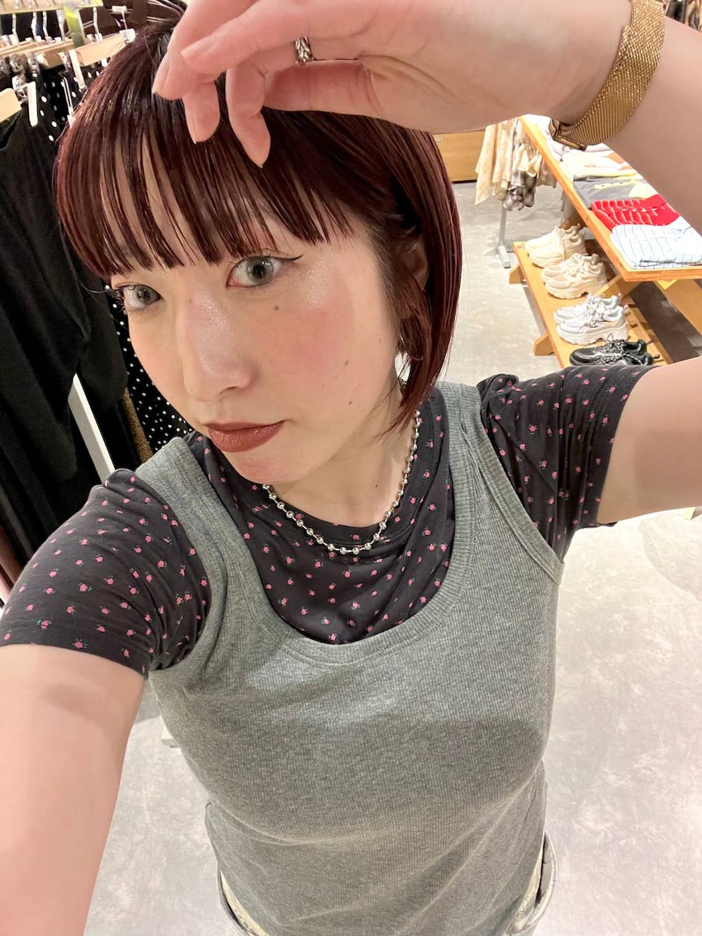 グレー系のタンクトップ、ブルー系のデニムパンツ、ブラック系のローファーを着用したレディースの夏コーディネートの5枚目の写真