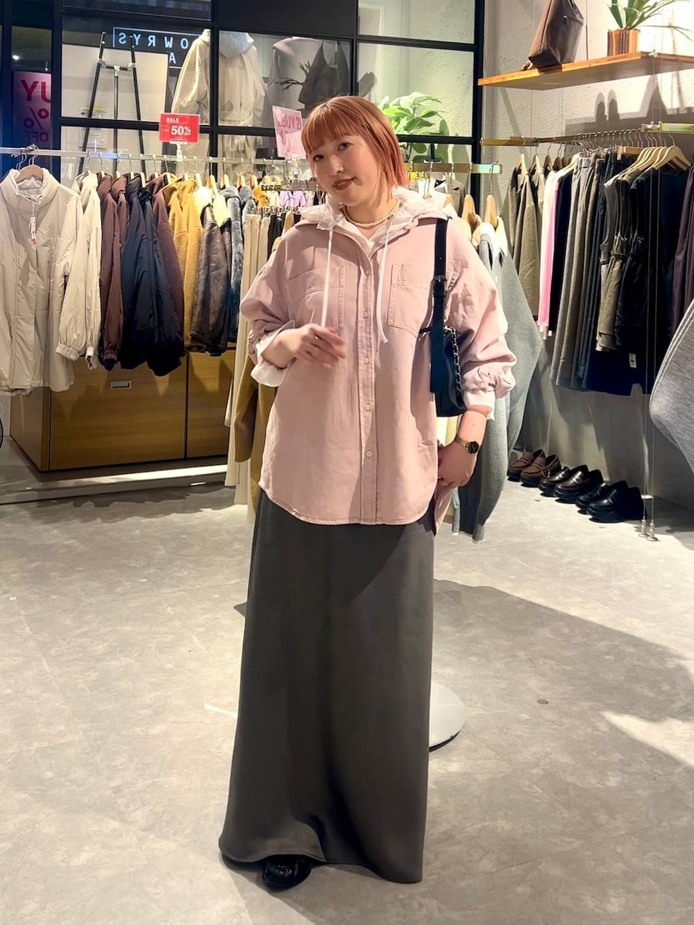 グレー系のスカート、ホワイト系のシャツ/ブラウス、ピンク系のシャツ/ブラウスを着用したレディースの冬コーディネートの5枚目の写真