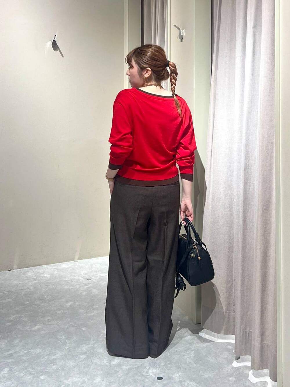 ブラウン系のその他パンツ、ブラック系のショルダーバッグ、ブラック系のパンプスを着用したレディースの秋コーディネートの3枚目の写真