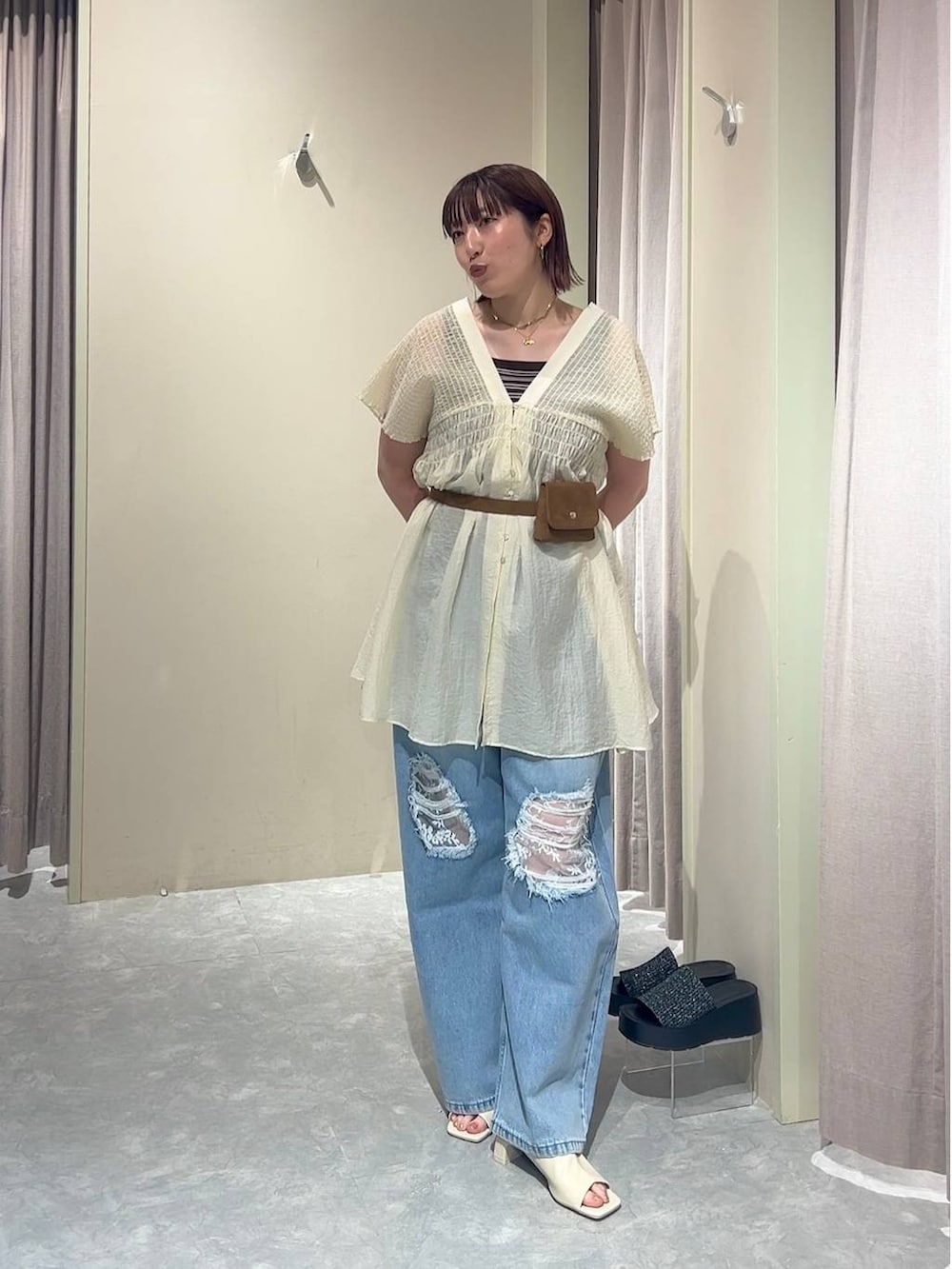 ホワイト系のシャツ/ブラウス、ブルー系のデニムパンツ、ブラウン系のタンクトップを着用したレディースの夏コーディネートの5枚目の写真