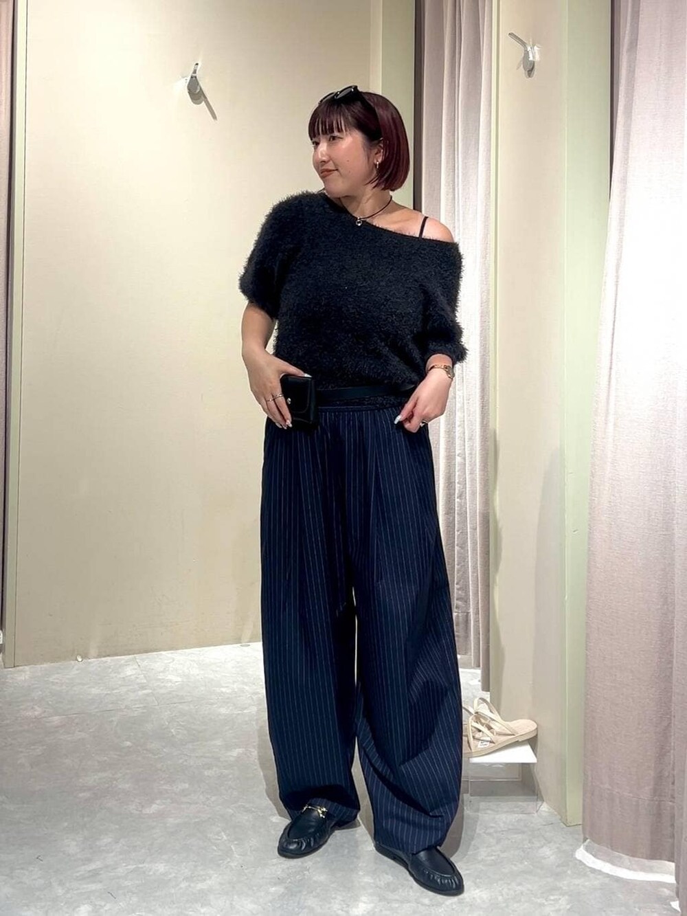 グレー系のカーディガン/ボレロ、ブラック系のローファー、ブルー系のその他パンツを着用したレディースの秋コーディネートの5枚目の写真