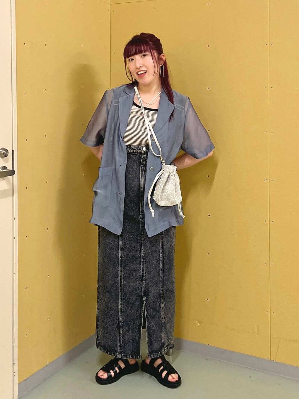 ブラック系のジャンパースカート、ブルー系のシャツ/ブラウス、ブラック系のタンクトップを着用したレディースの夏コーディネートの4枚目の写真