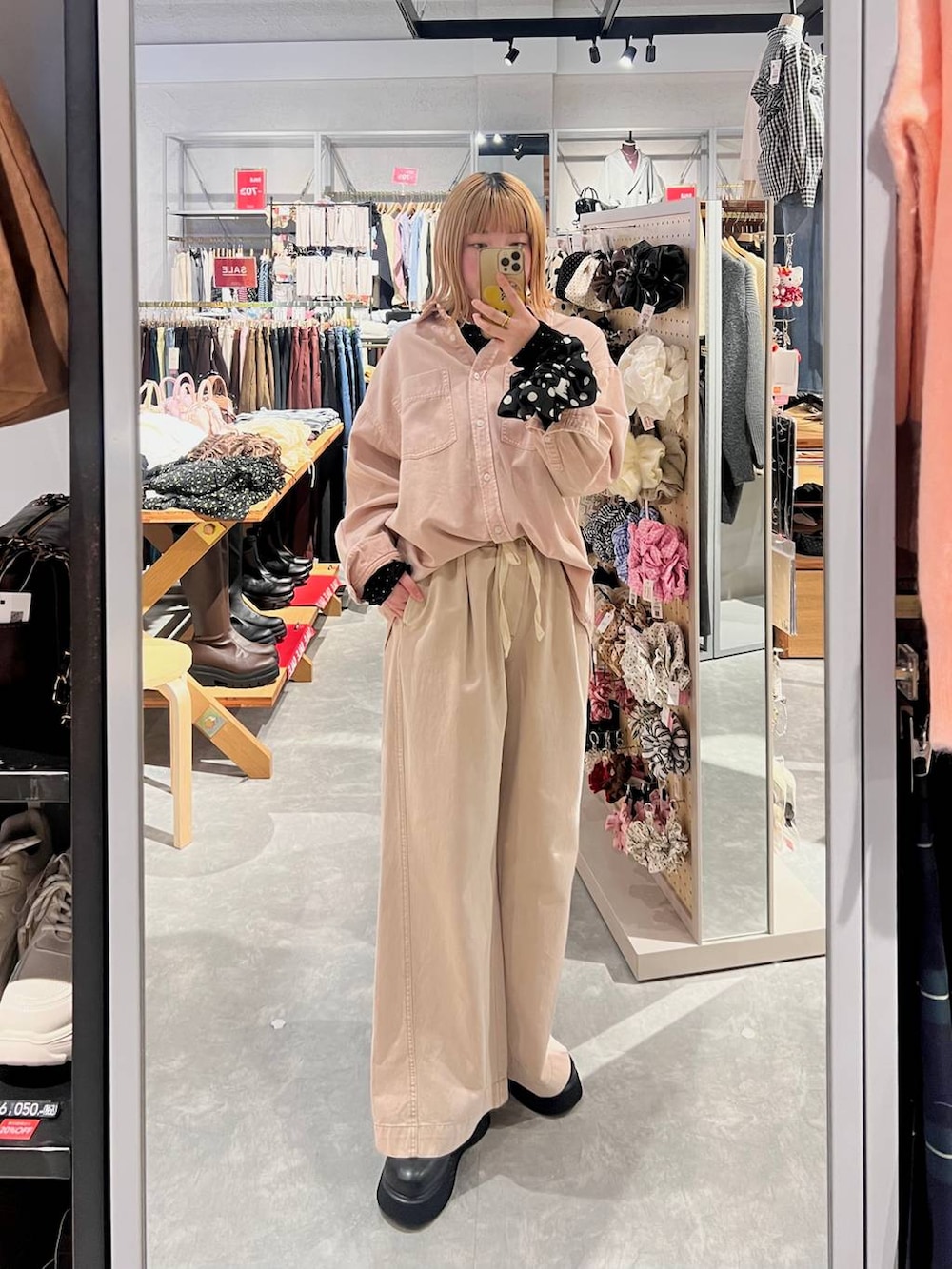 ブラック系のサンダル、ピンク系のデニムパンツ、ブラック系のTシャツ/カットソーを着用したレディースの冬コーディネートの2枚目の写真