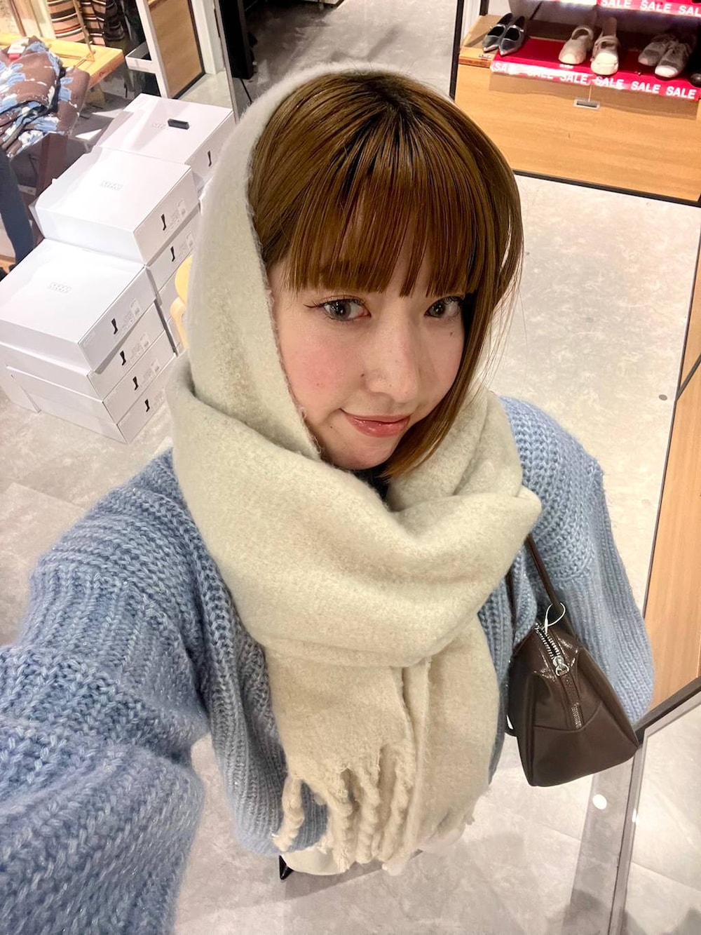 ホワイト系のその他パンツ、ブラック系のパンプス、ブラウン系のボストンバッグを着用したレディースの冬コーディネートの5枚目の写真