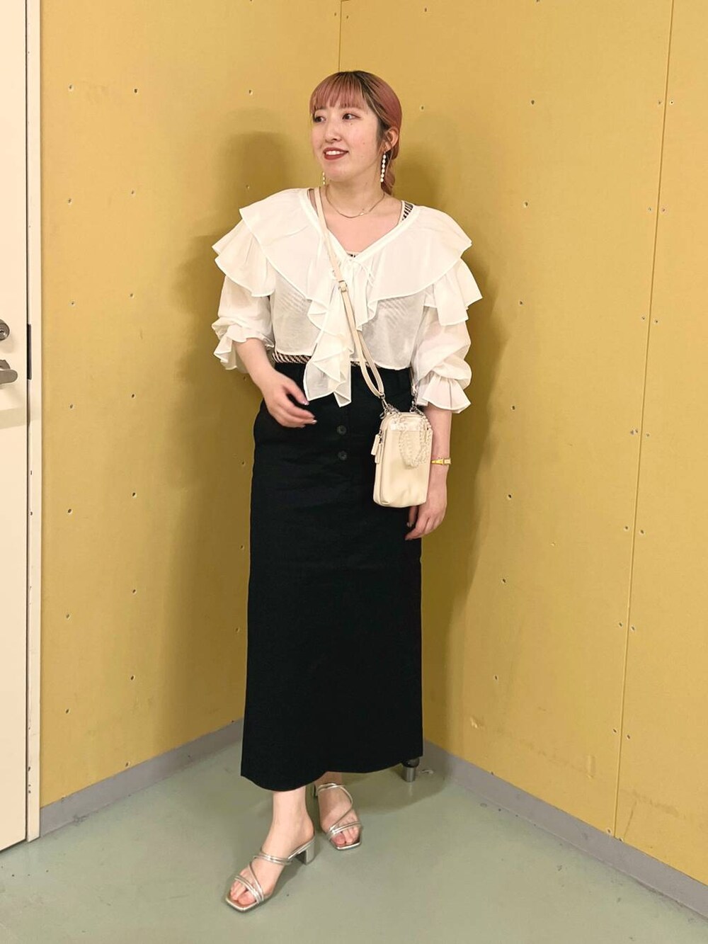 ベージュ系のショルダーバッグ、ホワイト系のTシャツ/カットソー、ブラック系のスカートを着用したレディースの夏コーディネートの3枚目の写真