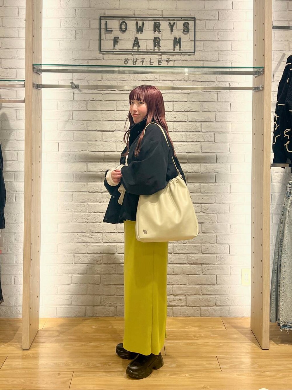 「差し色コーデ、体型カバー、メンズライク、LOWRYS FARM、ローリーズスタイル_LOWRYS FARM、大人女子カジュアル_LOWRYS FARM、大人カジュアル、カジュアルコーデ、春コーデ、軽量、ゆったり、スウェット、スカート、ウォッシャブル、ブーツ」|「LOWRYS FARMのカットリブタイトスカート 103920(スカート、イエロー系)」を使った、kanamiさん(レディース・159cm)の冬コーディネートの2枚目の写真